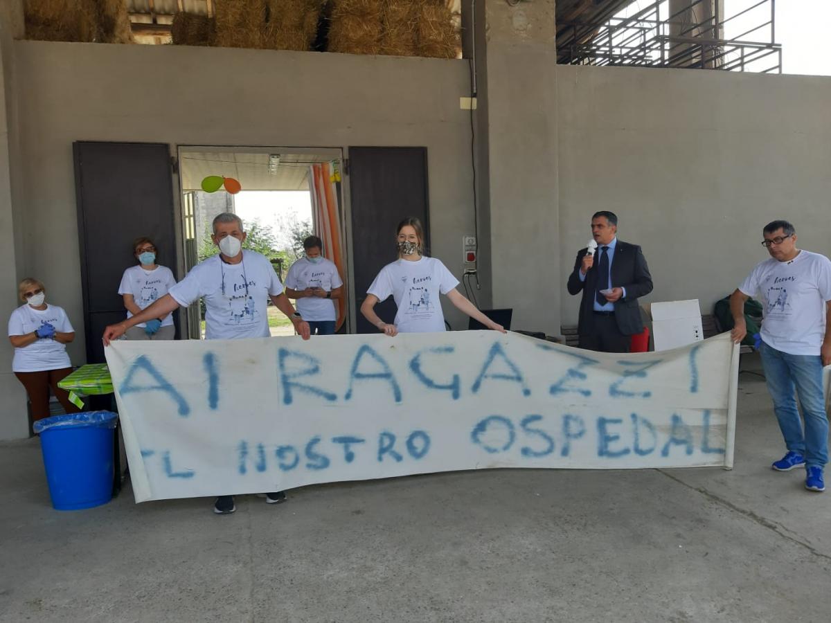 Gli striscioni appesi presso l'Ospedale Civile di Vigevano nel periodo dell'emergenza COVID